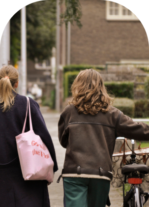 2 meisjes met fietsen