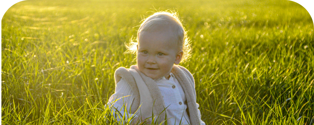 Kind in gras, vogelvlucht
