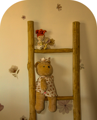 Knuffel op ladder