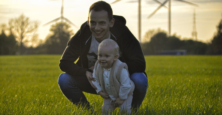 Man met kind gehurkt