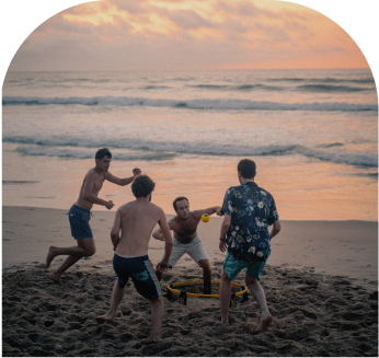 Mannen die op het strand spelen