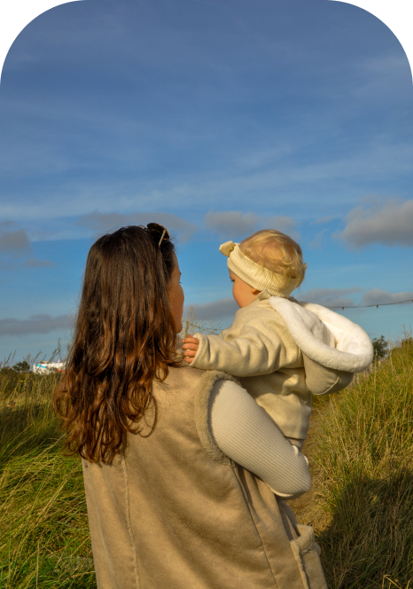 Vrouw en kind vooruit starend